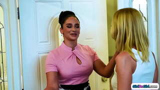 Chikitu ta kaba estado hunga ta un mil ta grandi runa ilustra i ta pertenesé na su mes pa optené su preludio tonto amigo na su maestra