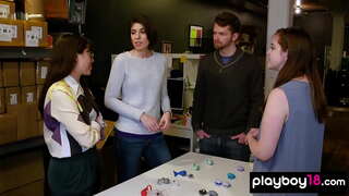 Аматерски трах вчетвером са гладним милф домохозяйками