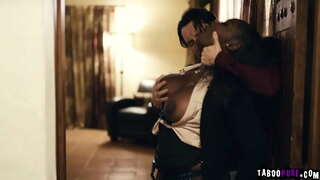 Pervers client vrea să facă sex cu sexy agent imobiliar Osa Minunat și atunci el va cumpăra casa