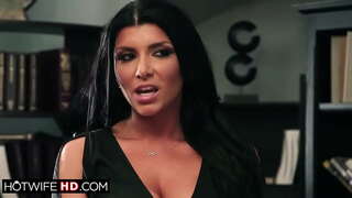 Busty милфа nie może się doczekać, kiedy ją będzie ją pieprzył kolega.Jej mąż ukrywa się potajemnie obserwować, jak jego żona z dużymi cyckami stawia na oprawę.Ona pieprzy twarzą w twarz i skacze na kutasie