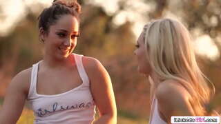 ˠ�즈비언 날짜를 바로 금발의 그 림과 핥는 그녀의 음부