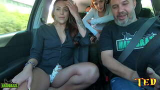 Mobil adalah sepenuhnya, dan Menikmati Cinta mendapat telanjang dalam transit