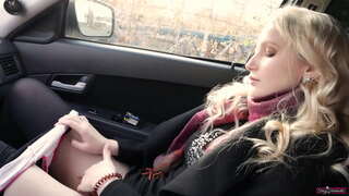 ť�学生尖叫，大声地为她cum后自慰她的阴部。