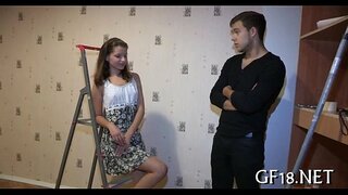 Gutten sitter og glaner