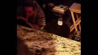 גרויס טיץ מילף בלאָוודזשאָב קום שלינגען פאַרבאָרגן אַפּאַראַט