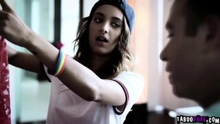 Chad berjalan ke dalam melihat rumah hadir di tangan Mendengar dia masuk