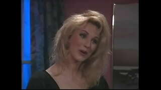 Հրաշալի շեկ sucks անդամ եւ ստանում է իր վարդագույն ներքին սեւ բազմոցին