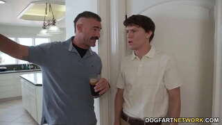 Минијатурни Негритянка Шанел Скај се Бави Анални секс Са Великим Белим Члановима